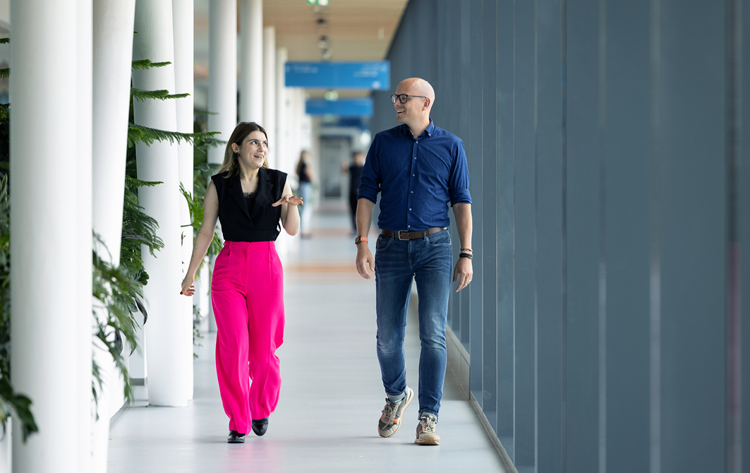 ASML_Couple_stairs_bbuilding6.jpg