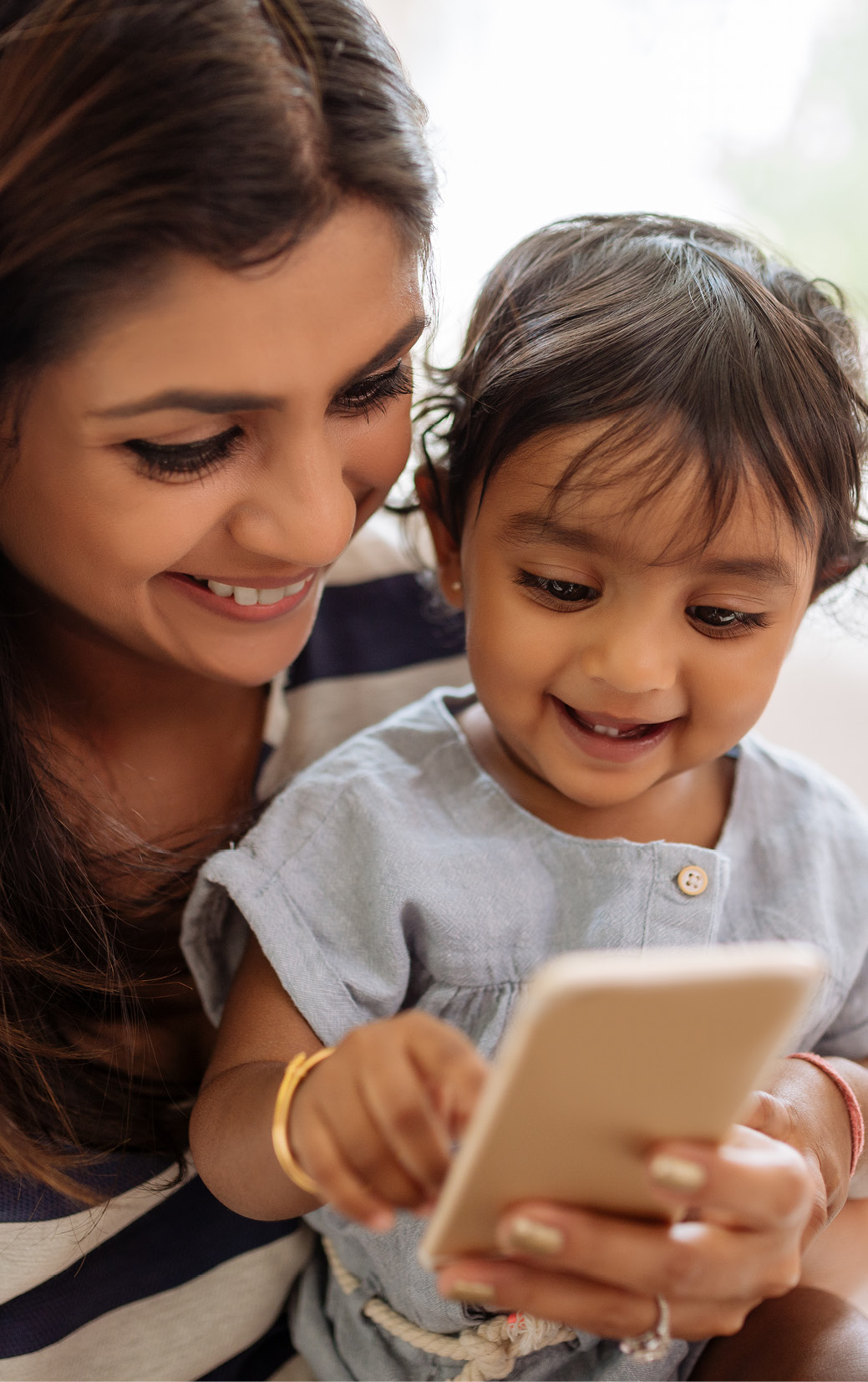 Mother-baby-mobile-phone-Getty-475302772.jpg
